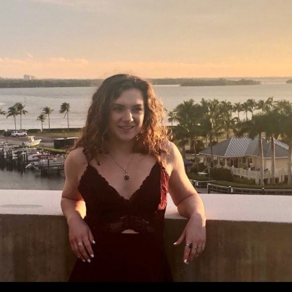 Meet your Posher, Kay - Picture 2 of 3